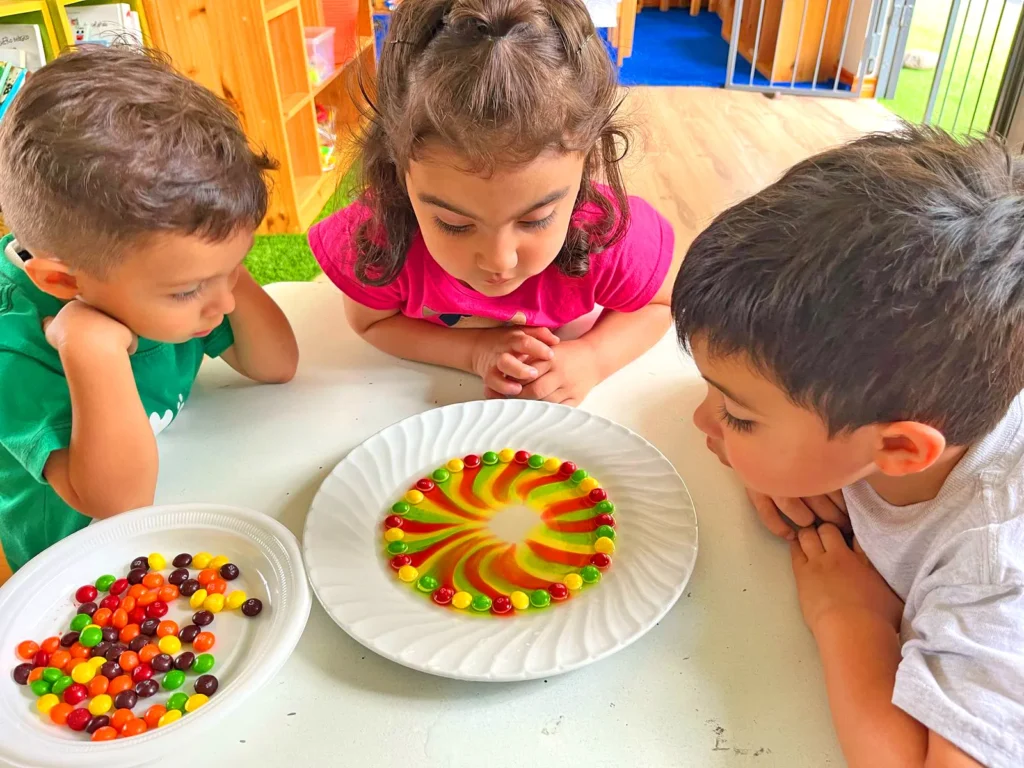 Niños felices aprendiendo en un entorno educativo y familiar Karambú