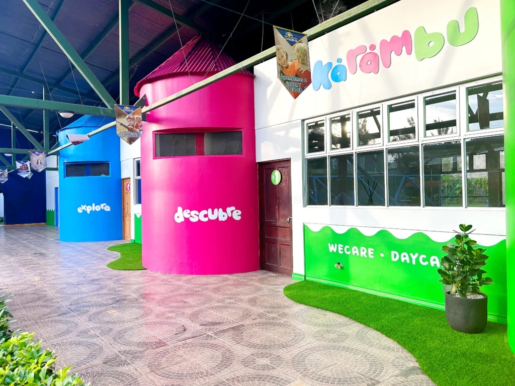 Bebé jugando en guardería por horas en Curridabat con ambiente cálido y seguro