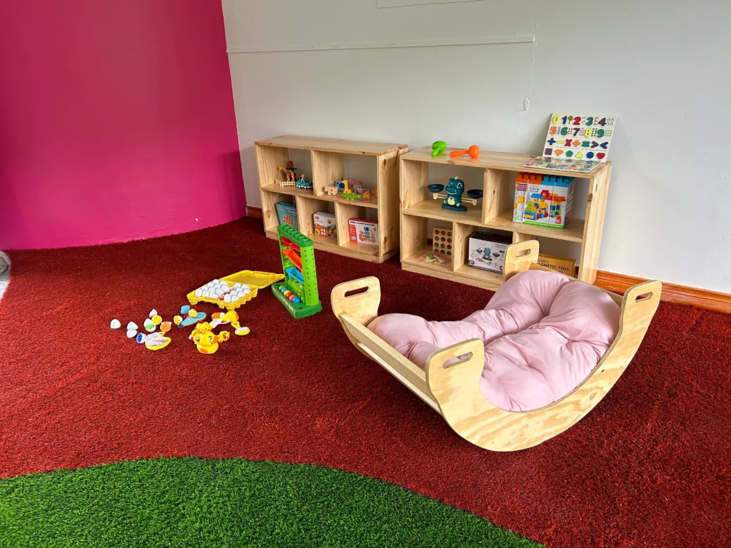 Niños explorando materiales Montessori en guardería Karambú