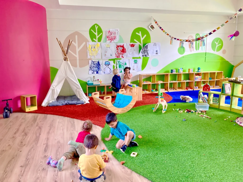 Niños jugando en guardería y daycare con educación temprana en Karambú
