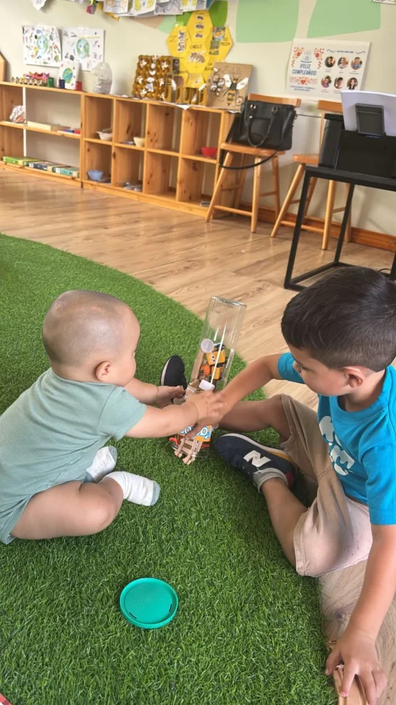 Bebé explorando materiales Montessori sensoriales en Karambú Curridabat