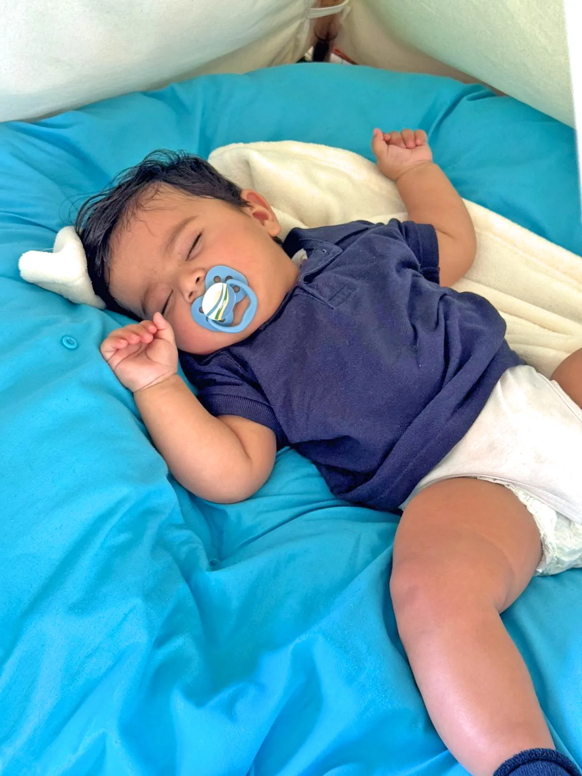 bebe descansando en un ambiente tranquilo Karambu