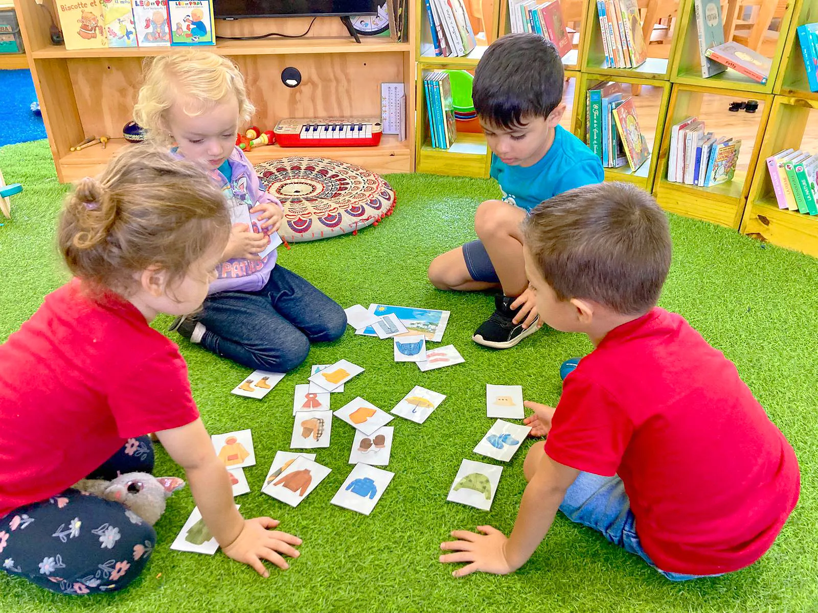 bebes divirtiéndose con juegos estimulantes