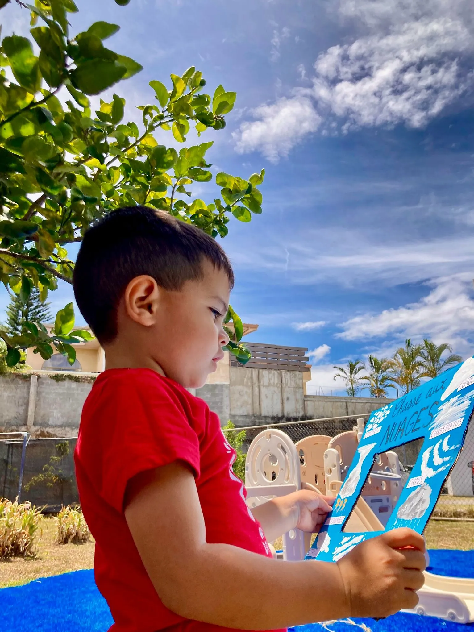 Niño creando artesanías