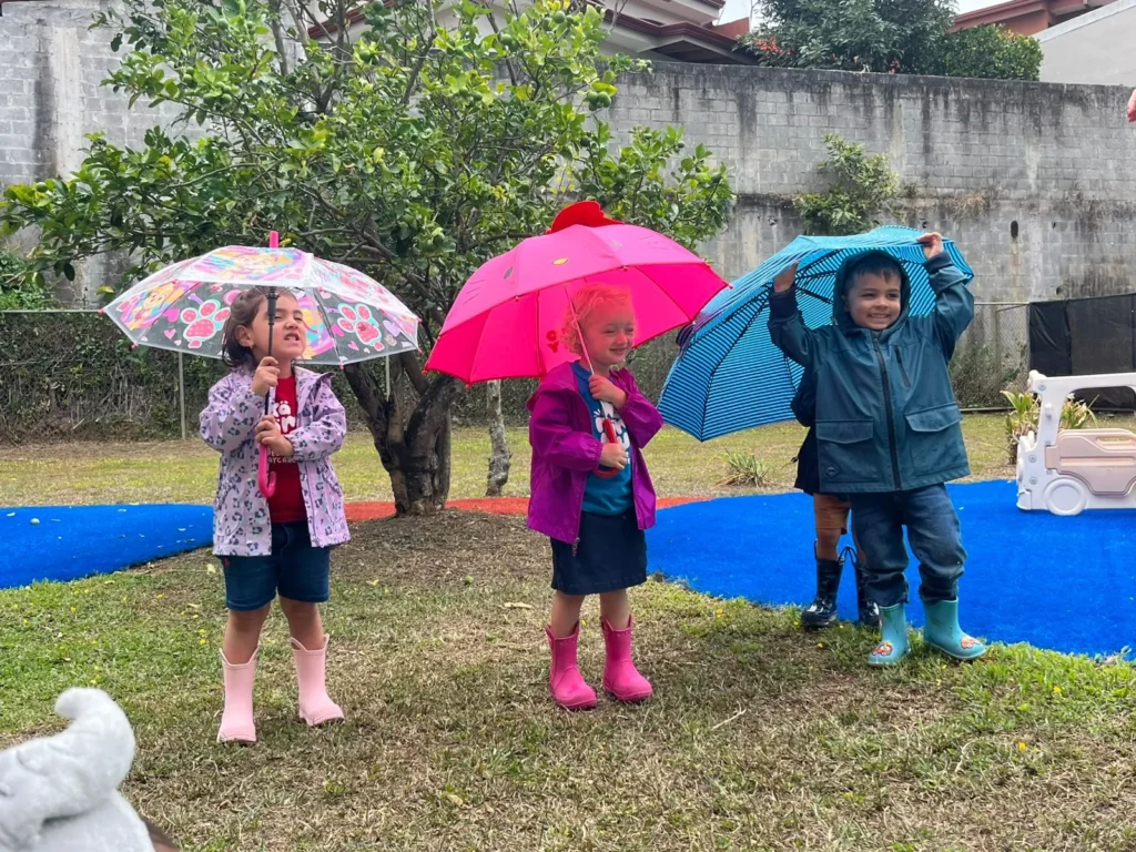 Bebé explorando materiales sensoriales en maternal Montessori Curridabat Karambú