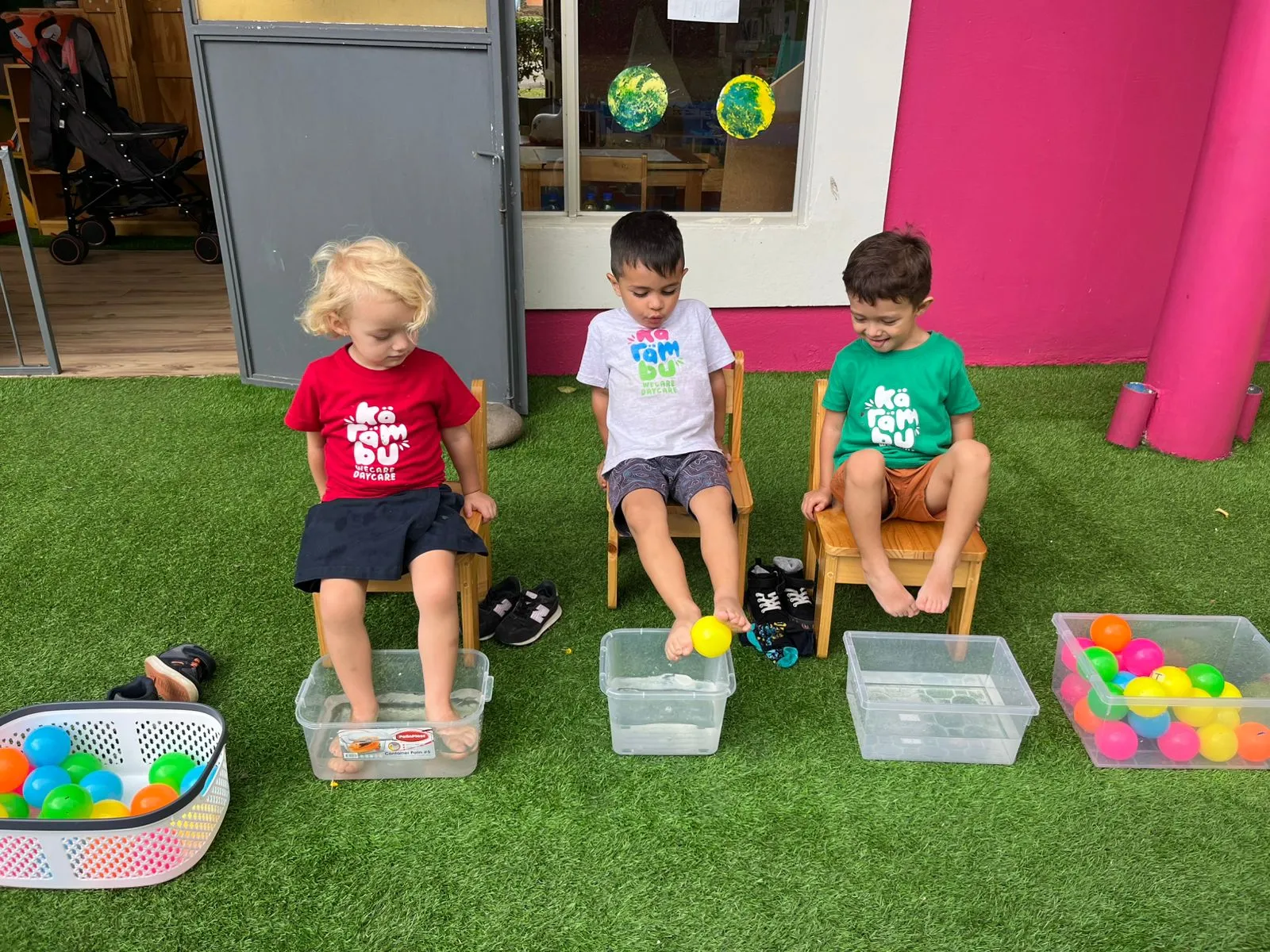 Niños disfrutando de actividades en Karambu