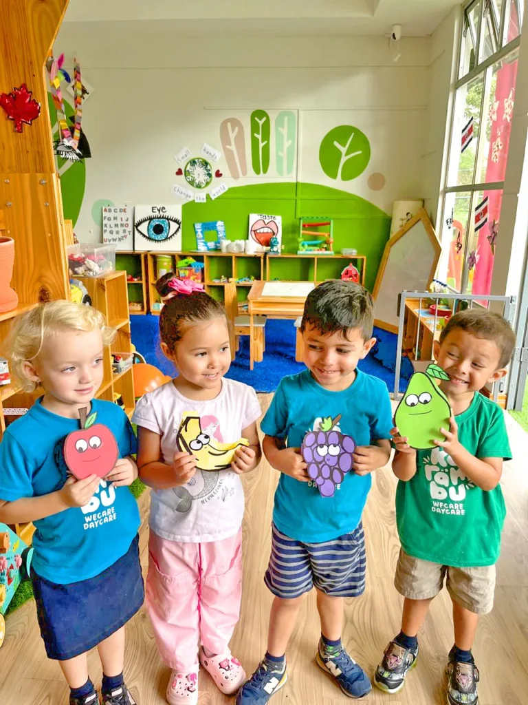 Niños pequeños participando en actividades seguras y educativas en un daycare en Curridabat