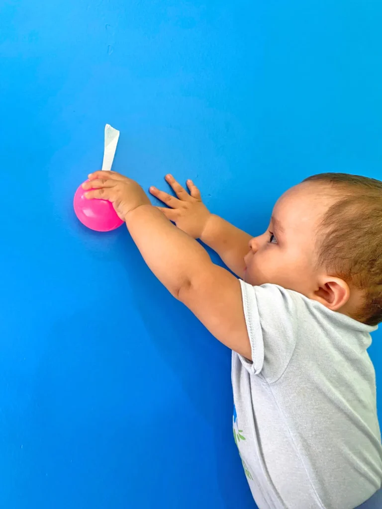 Niño pequeño descansando y aprendiendo en un ambiente que respeta su ritmo biológico y desarrollo natural