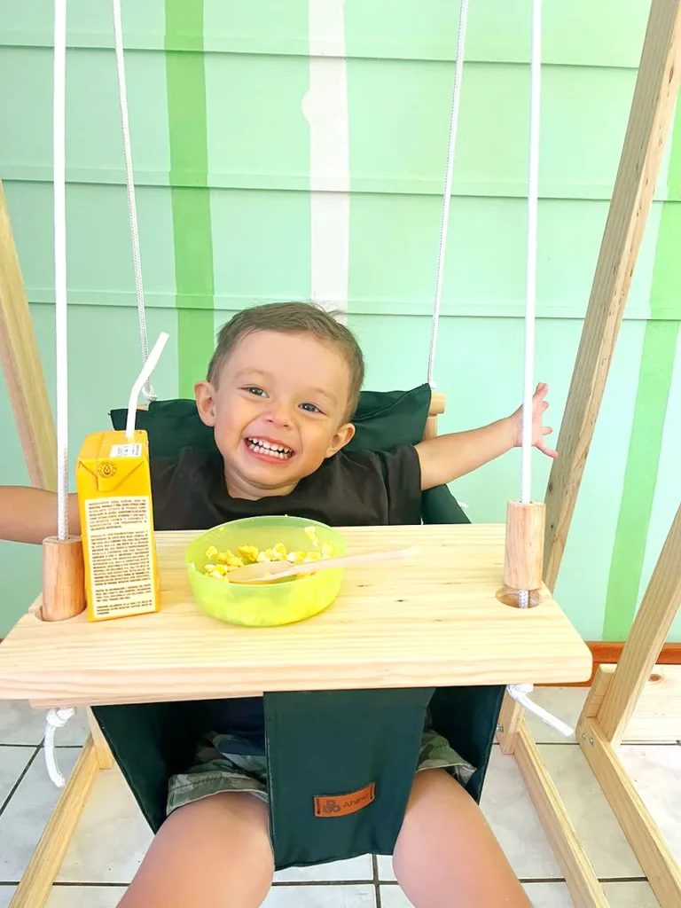Niño pequeño sirviéndose agua de forma independiente siguiendo el enfoque Montessori